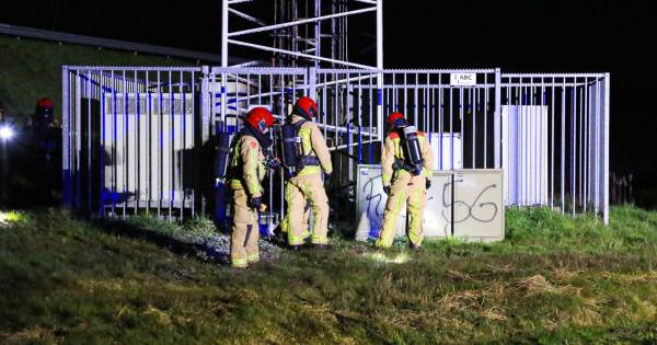Brand op meer dan meter hoogte in telefoonmast naast A67 in Liessel - Eindhovens Dagblad