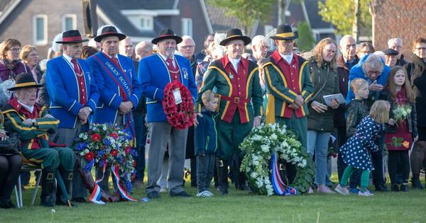 Kransleggingen bij 34ste dodenherdenking Hoogeloon | Kempen - Eindhovens Dagblad