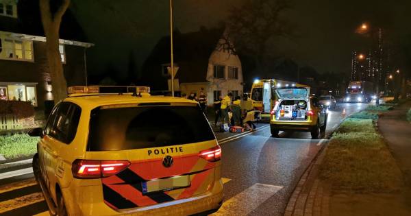 Voetgangster gewond bij aanrijding met auto, hondje komt om.