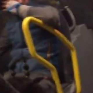 Passagier geeft racistische commentaar op zwarte personen in bus, maar Leuvense studente laat zich niet doen