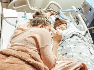 Une star de YouTube découvre que son bébé de trois mois a cessé de respirer pendant sa sieste