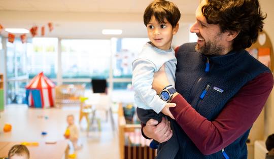 Taaie stereotypes houden mannen weg uit de kinderopvang: ‘Als er vooroordelen zijn dan komen die van ouders, niet van kinderen’