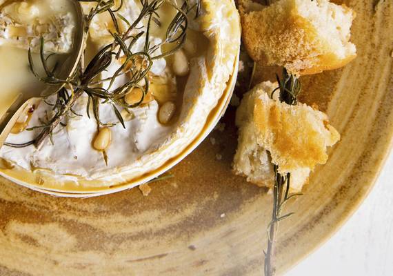 Dineren & dippen: kruidige camembert met honing uit de oven 