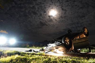 Auto over de kop bij Lunteren, inzittende gewond