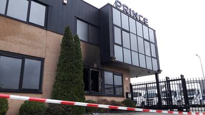 Bedrijfspand Weurt zwaar beschadigd na explosie en brand