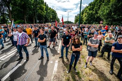 ‘Onze mond wordt gesnoerd’: zo protesteerde boer Rutger met vele anderen bij het RIVM