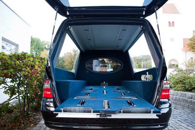 Vrouw bestelt vier lijkwagens voor levende man in Kleve