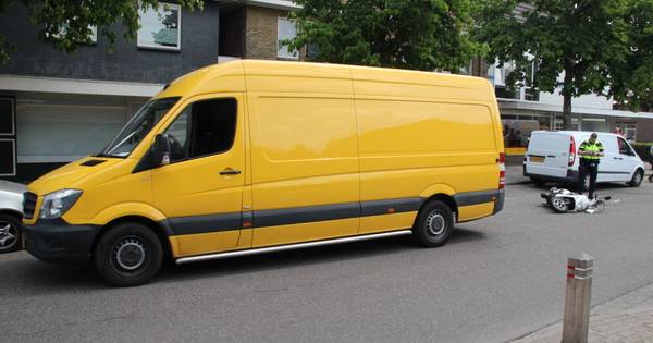 Scooterrijder met spoed naar ziekenhuis door botsing met bedrijfsbus in Almelo.