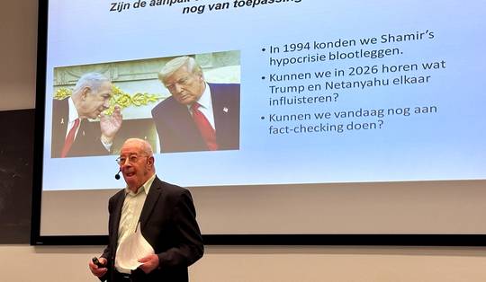 ‘Op een avond, in Brugge in 1457…’: 91-jarige prof bewijst dat een goed college tijdloos is