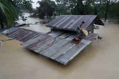 Honderden Filipijnen vast op daken door zware overstromingen in Manila: “We kunnen reddingsoperatie niet aan”