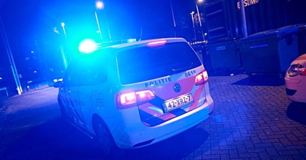 Politie op twee plaatsen slaags met jongeren: klappen over en weer - BD.nl