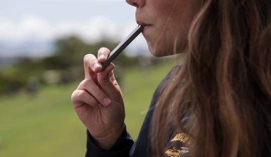 Hoogleraar oncologie Filip Lardon luidt alarmbel: ‘We mogen gerust van een vape-epidemie spreken’