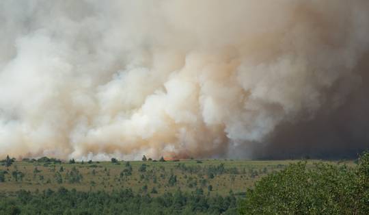 Al 850 hectare verwoest bij natuurbrand in Hoge Venen • Helikopters hervatten bluswerkzaamheden