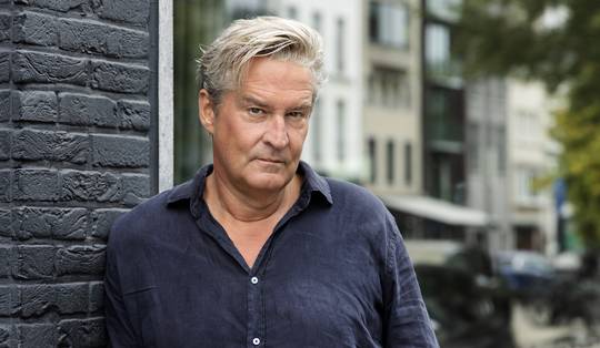 ‘In plaats van wat meer mijn eigen zin te doen, moest en zou ik de ideale presentator zijn’: Hans Otten (1971-2026)