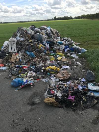 Vuilniswagen loost brandend afval op erf in Nieuwerkerk