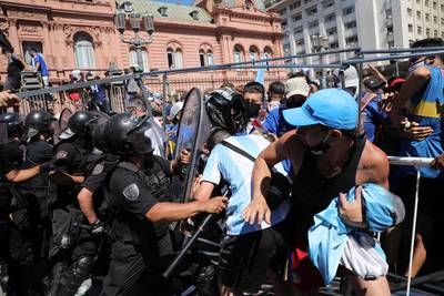 Le cercueil de Diego Maradona évacué de la Casa Rosada après des incidents