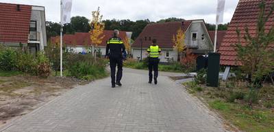 Politielinten in Delden na vondst dode Pool (49) in bungalow: ‘Dit verwacht je hier toch niet?’