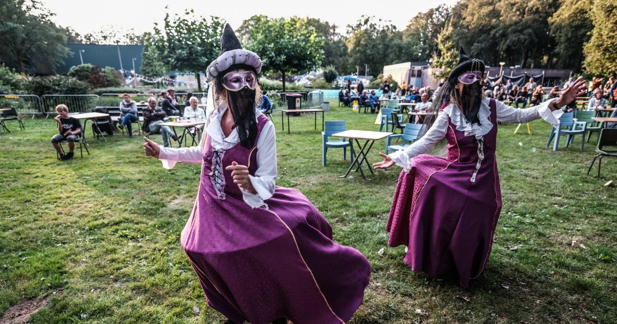 Hessenbad houdt minifestival met 'anderhalve meter-dames' - De Gelderlander