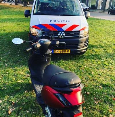 19-jarige op snorscooter ramt politiebus bij achtervolging door Hatert