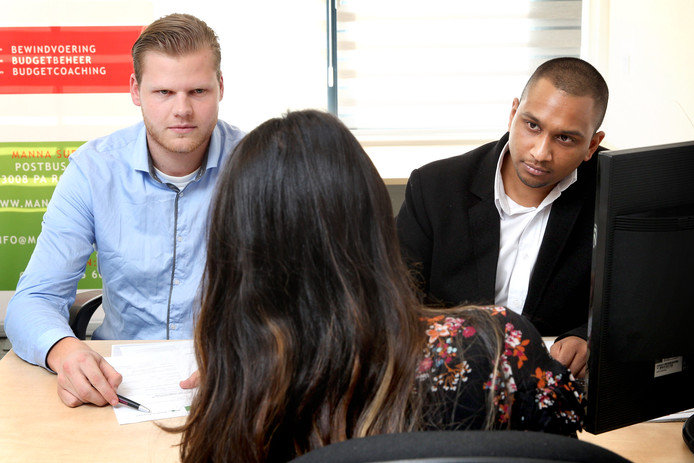Juristen van BurgerkrachtCentraal helpen mensen bij het aanvragen van een bijstandsuitkering.