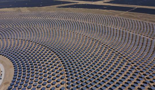 Waarom China 420 vierkante kilometer aan zonnepanelen bouwde op het hoogste plateau ter wereld