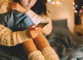 Christa’s dochter (14) was slachtoffer van een Gossip girl-account: “Vanbinnen kookte ik. Die rótmeiden”