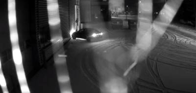 Stunt ‘dikke BMW’ gaat mis: auto rijdt tegen bedrijfspand