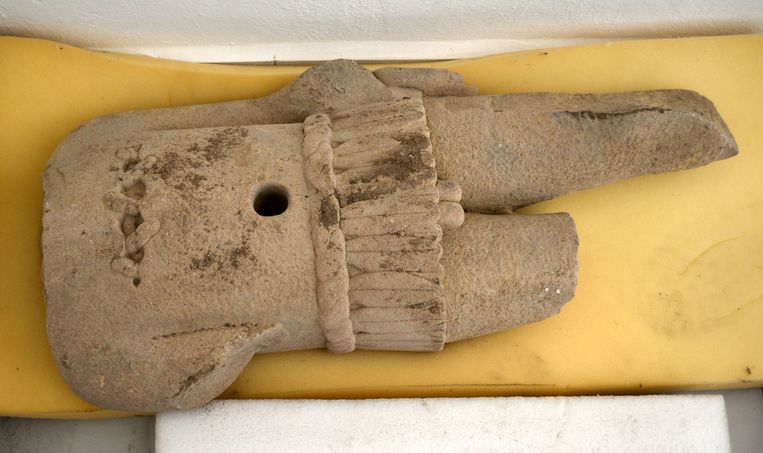 De ontdekte sculptuur van de torso is ongeveer 80 centimeter groot, heeft twee handen aan zijn linkerarm ene en gat in zijn buik.