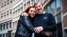 Ludo Van Campenhout na zijn vierde ontwenningskuur, genezen van corona en weer samen met Rosalie: “Voortaan vertél ik het haar, als ik de drang voel om te drinken”