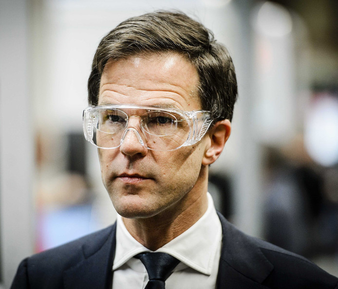 Mark Rutte spreekt tijdens dodenherdenking in Loenen ...