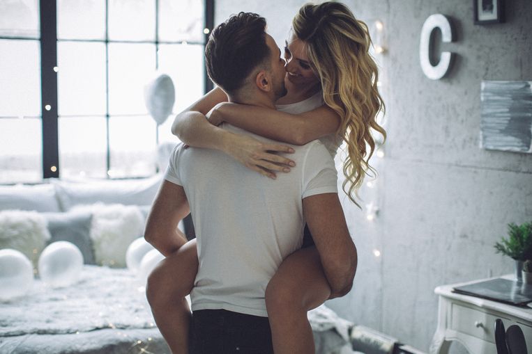 Vijf maanden lang beleeft Laura (43) een affaire met de zestien jaar jongere Robin, wiens vrouw in die periode zwanger is van zijn eerste kind. Een uit de hand gelopen onenightstand. Voor hem wil de mama van twee tieners zelfs haar ongelukkige huwelijk opblazen. Maar de geheime relatie kent een dag voor de geboorte een abrupt einde. “Ik blijf achter met een hoop verdriet”, zegt ze. Waarop hij zegt: “Sorry, het is wat het is, ik kan er ook niets aan veranderen.”
