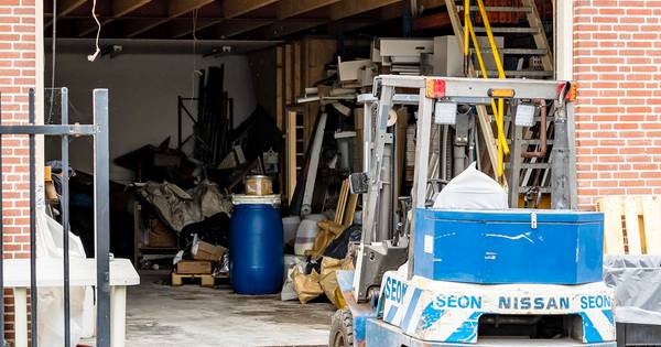 Chemische geur in Lage Zwaluwe, zoon van aangehouden stel nog spoorloos: 'Een duister iemand' - Eind