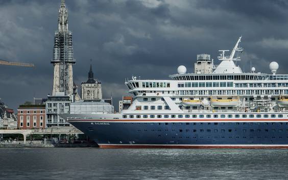 Cruises onder vuur: voor- en tegenstanders over de varende luxehotels