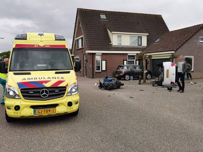 Flinke blikschade na botsing auto en maaltijdbezorger in Didam