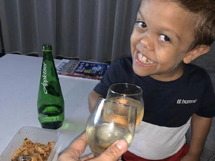 Quaden trinque à l'Appletiser, un jus de fruits pétillant.