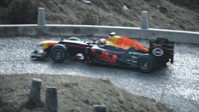 Buemi scheurt met F1-wagen over Zwitserse bergpas