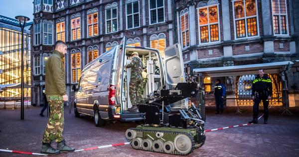 Verward. Verwarde man legde nepbom op Arnhems terras.
