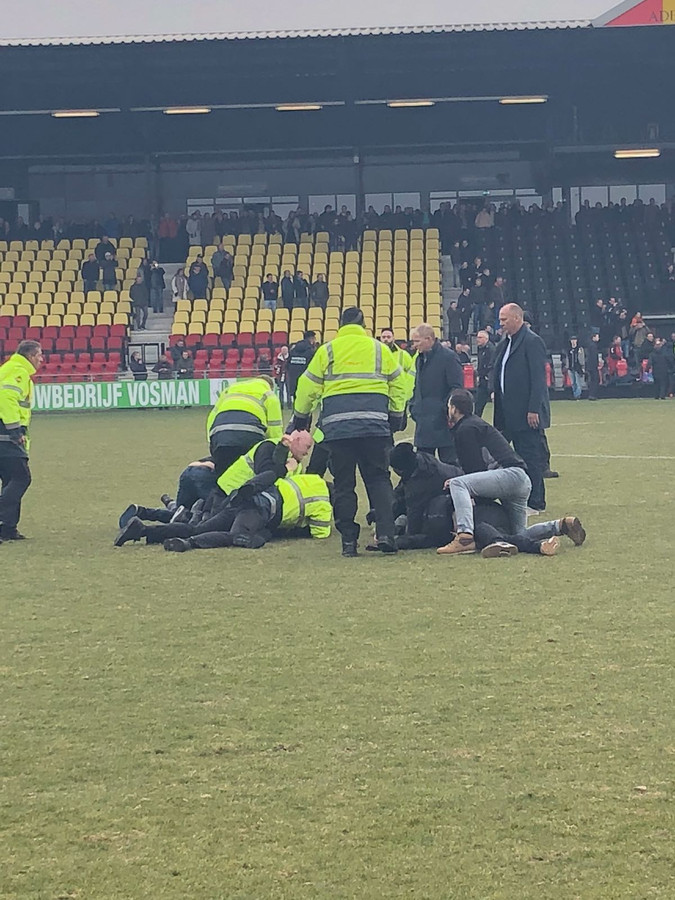 Fans Go Ahead Eagles vallen spelers De Graafschap aan ...