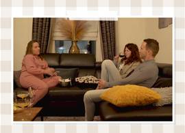 “Het gezellige vragenspel dat John met zijn chickies wilde spelen, ontspoorde in een hennengevecht”