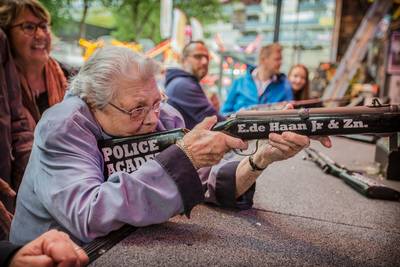 'Luchtbuks'Ria (97) schiet voor de 81ste keer op de Tilburgse kermis