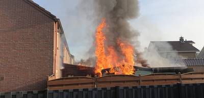 Metershoge vlammen bij schuurbrand Gendt