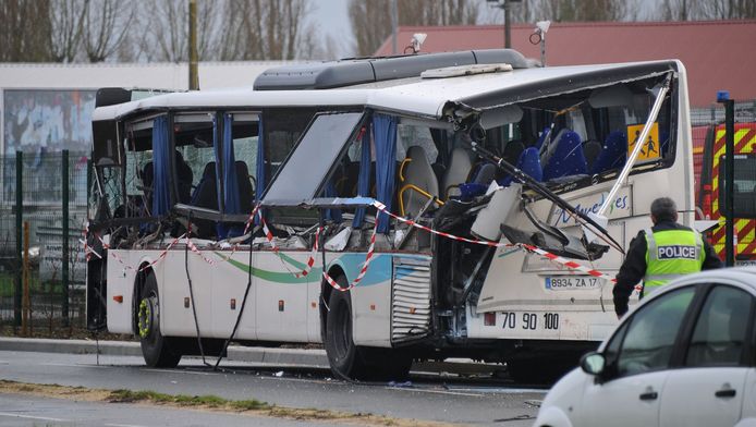 Collision Entre Un Bus Scolaire Et Un Poids Lourd En France 6 Morts Monde 7sur7 Be