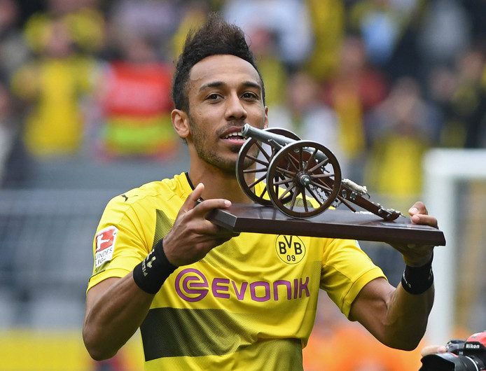 Pierre-Emerick Aubameyang met de trofee voor topscorer van de Bundesliga.