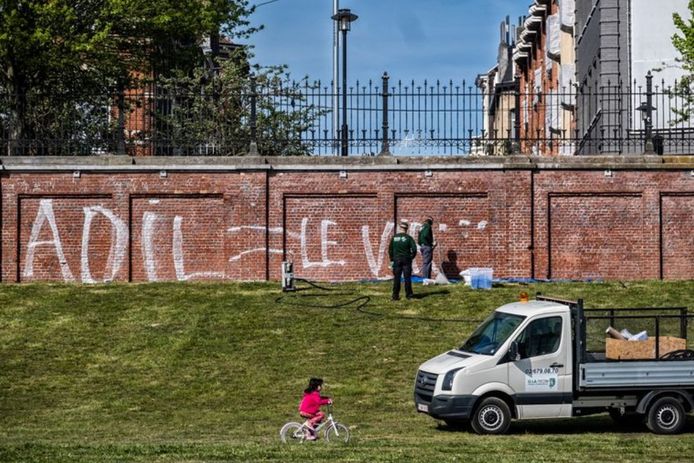 Plusieurs tags accusant la police de bavure ont été retrouvés à Bruxelles, comme ici, au parc de Tour et Taxi: "Adil = Le virus c’est la police".