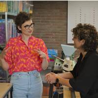 Meubels van plastic doppen: zó pakt Inez het aan
