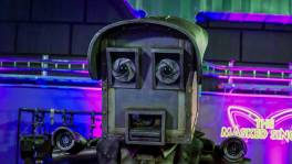 Zo ontmoette Flitser voor het eerst zijn pak!