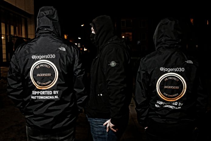 ‘We protect our childeren’ staat er op de jassen van de mannen gedrukt.