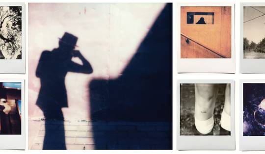 ‘Ik vind het soms jammer om te zien hoe snel mensen door fotoboeken bladeren’: welkom in de wereld van Polaroidman Wilfried de Jong