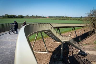 Wandelen en fietsen over de fonkelnieuwe Hoge Noot in Park Lingezegen nu toegestaan