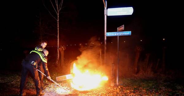 Stapel autobanden in brand in Waardenburg | Bommelerwaard - BD.nl